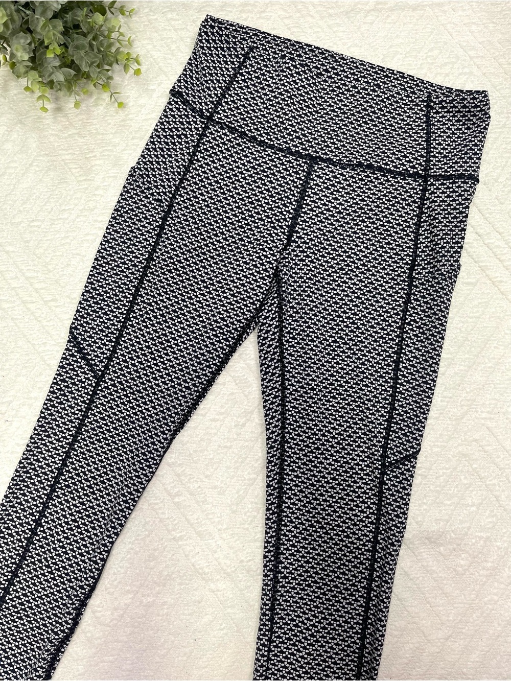 lululemon Fast & Free 7/8 Tight Black & White High-Rise Leggings Size 8